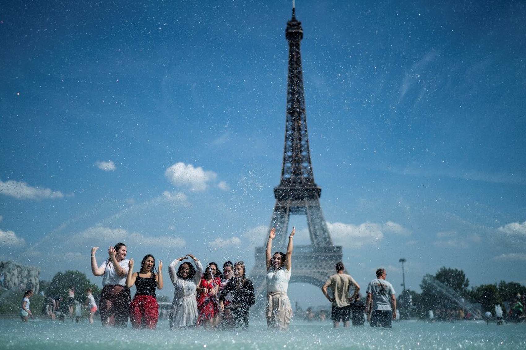 Погода в Париже. Эйфелева башня под водой фото. Погода в Париже на неделю. Погода в Париже в июле. Погода в париже на 14 дней